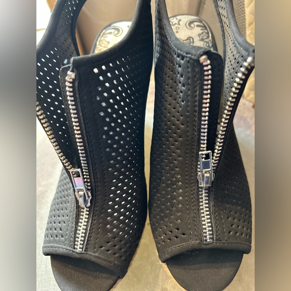Super cute zipper wedge heels